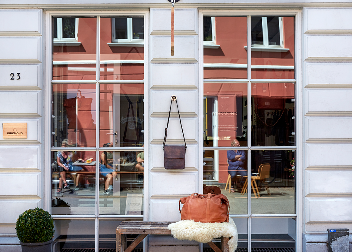 Birkmond taskebutik i Aarhus butik lædertasker flot stilrent dansk design bygning facade