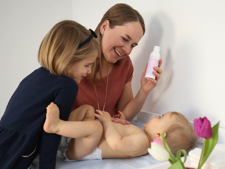 Das boep Baby Pflegeöl darf bei der Babymassage nicht fehlen, um entspannende Bonding Momente zu ermöglichen